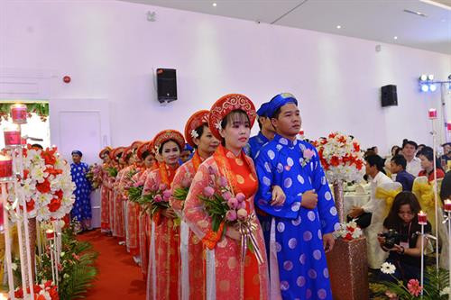 100对青年工人参加集体婚礼。(图片来源:http://tuoitre.vn) 100对青年工人参加集体婚礼。(图片来源:http://tuoitre.vn)