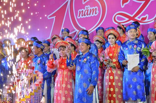 100对青年工人参加集体婚礼。(图片来源:http://tuoitre.vn) 100对青年工人参加集体婚礼。(图片来源:http://tuoitre.vn)