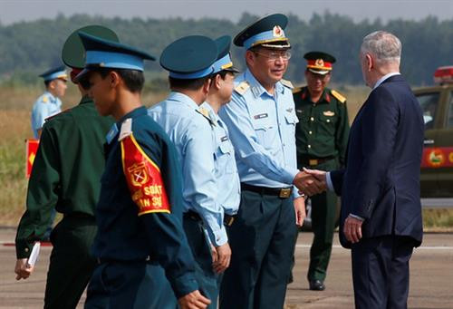 美国国防部部长詹姆斯·马蒂斯在边防机场。图自互联网