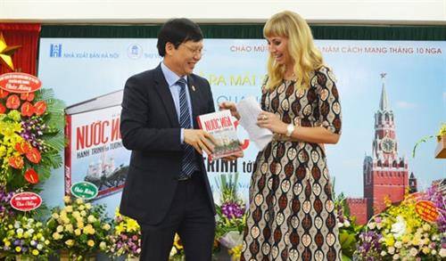 河内俄罗斯科学与文化中心主任娜塔莉亚•沙芬斯凯亚与胡光利作者。(图片来源:vietnamnet.vn) 河内俄罗斯科学与文化中心主任娜塔莉亚•沙芬斯凯亚与胡光利作者。(图片来源:vietnamnet.vn)