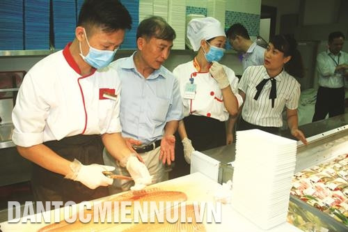 食品安全检查团检查Intimex超市三文鱼宰杀和罐装情况。