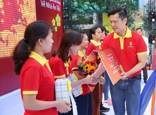 2020庚子鼠年春节:得乐省90名杰出员工将获赠返乡车票。图自http://baodaklak.vn/ 2020庚子鼠年春节:得乐省90名杰出员工将获赠返乡车票。图自http://baodaklak.vn/