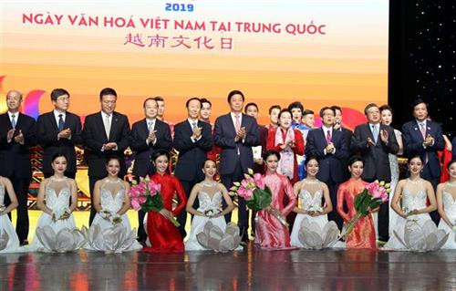 阮氏金银、栗战书与两国艺人的合影。图自越通社