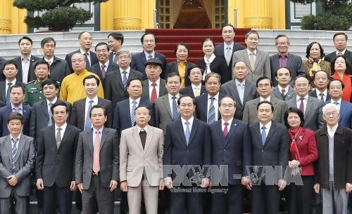 越南国家主席陈大光和越南祖国阵线中央委员会同与会代表合影（图片来源：越通社）