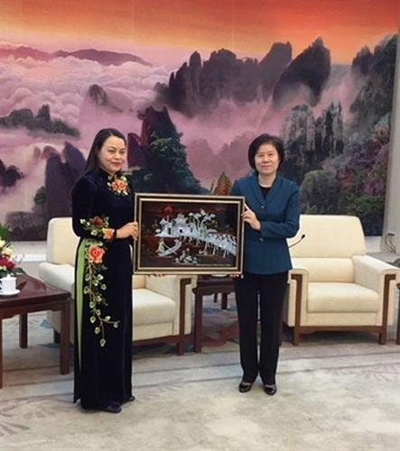 越南妇女联合会主席阮氏秋河与中华全国妇女联合会主席沈跃跃。（图片来源：互联网）