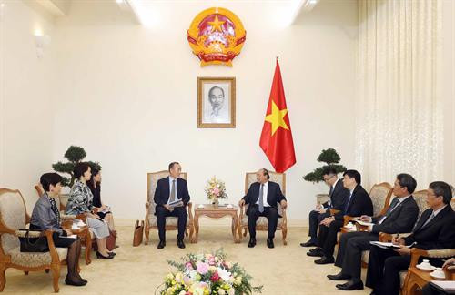 越南政府总理阮春福在河内会见世界卫生组织驻越南代表朴启东。图自越通社 越南政府总理阮春福在河内会见世界卫生组织驻越南代表朴启东。图自越通社