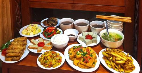 资料图：农历七月素食市场迎来生意火爆的高峰期。图自越通社