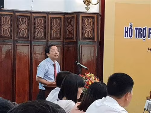 与会代表在研讨会上发言。图自越通社