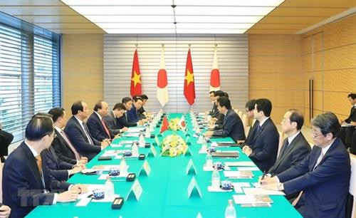 越南政府总理阮春福和日本首相安倍晋三举行会谈。图自越通社