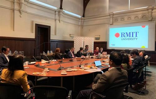 阮氏金凤一行同RMIT大学教授、教育专家举行座谈。图自越通社