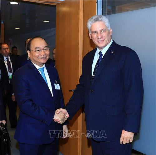 越南政府总理阮春福与古巴国务委员会主席兼部长会议主席迪亚斯－卡内尔。图自越通社