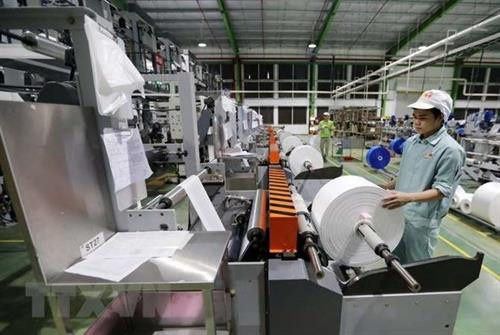 复合塑料编织袋生产线。（图片来源：越通社）
