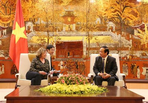 河内市人民委员会副主席阮世雄会见法国参议院参议员、法越友好议员小组联合主席Catherine Deroche 。图自互联网 河内市人民委员会副主席阮世雄会见法国参议院参议员、法越友好议员小组联合主席Catherine Deroche 。图自互联网