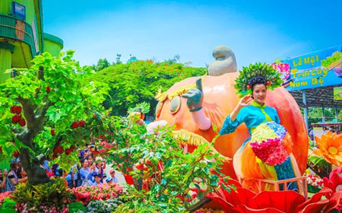 2018年第十四届南部水果节的"巨大的水果"游行活动。（图片来源：sggp.org.vn）