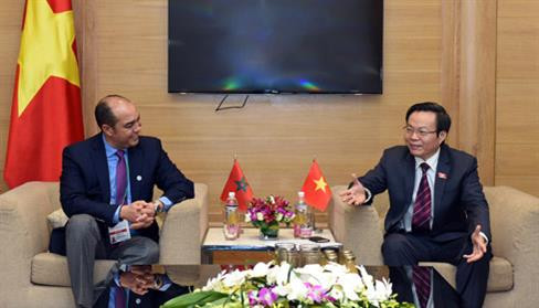越南国会副主席冯国显（右）与摩洛哥参议院副议长穆罕默德·乌兹尼。（图片来源：越通社）