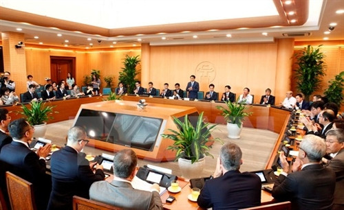 河内市人民委员会主席阮德钟同中国香港贸易发展局代表团举行会议。（图片来源：越通社）