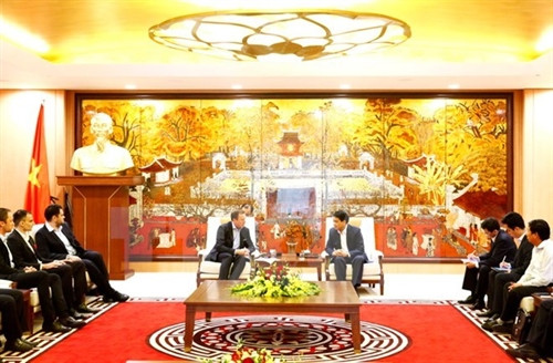 河内市人民委员会主席阮德钟会见越南欧洲商会主席吕波特。（图片来源：越通社）