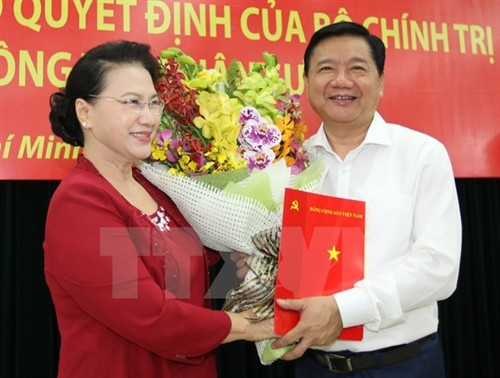 越南国会主席阮氏金银向丁罗升颁发决定。（图片来源：越通社）