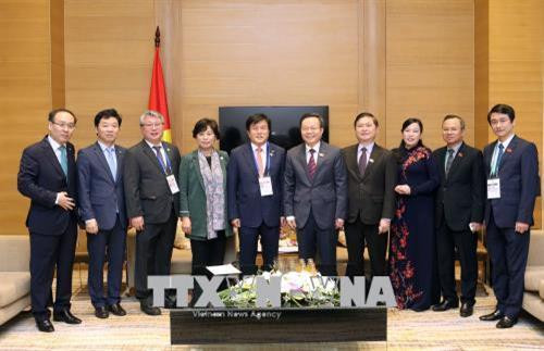 双方代表合影。（图片来源：越通社）