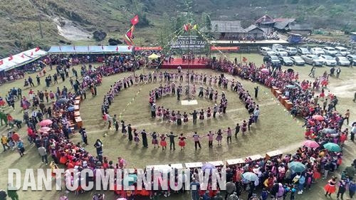 举行高曹节 时的热闹场景。记者 仲达 摄