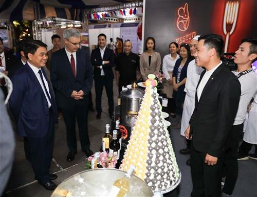 各代表参观展会。图自越通社