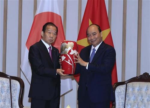 越南政府总理阮春福向日本自由民主党秘书长赠送礼物。图自越通社 越南政府总理阮春福向日本自由民主党秘书长赠送礼物。图自越通社