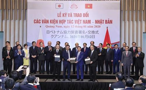 阮春福和二阶俊博共同见证两国各部门、行业和两国企业签署的12个文件及合作备忘录的换文。图自越通社 阮春福和二阶俊博共同见证两国各部门、行业和两国企业签署的12个文件及合作备忘录的换文。图自越通社