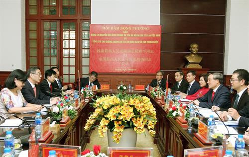 越南最高人民法院院长阮和平与中国最高人民法院院长周强举行会议。（图片来源：越通社）