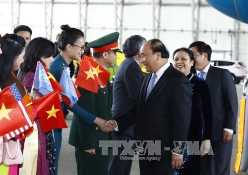 越南政府总理阮春福抵达纽约约翰·菲茨杰拉德·肯尼迪国际机场。越南驻美国大使馆工作人员和旅美越南人来到机场迎接。越通社记者统一 摄