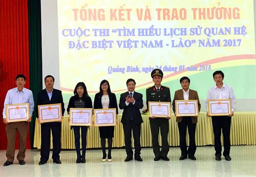 向获得三等奖和鼓励奖颁发奖状。（图片来源：因特网）