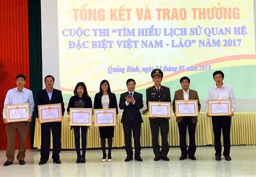 向获得三等奖和鼓励奖颁发奖状。（图片来源：因特网）