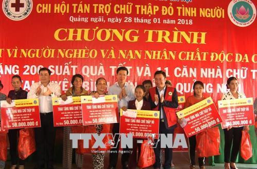 中央宣教部部长武文赏向广义省灾民赠送春节慰问品。（图片来源：越通社）