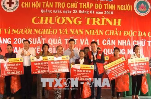 中央宣教部部长武文赏向广义省灾民赠送春节慰问品。（图片来源：越通社）