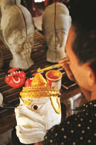 居住在茶荣省茶句县的金孟师傅在制作帽子和面具的行业中已有近30年的经验。