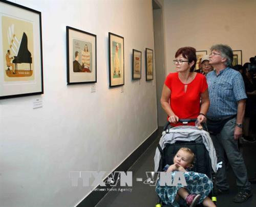 捷克著名画家吉利·斯里瓦 (Jiri Sliva)代表作品展参观者。越通社记者 青松 摄 捷克著名画家吉利·斯里瓦 (Jiri Sliva)代表作品展参观者。越通社记者 青松 摄