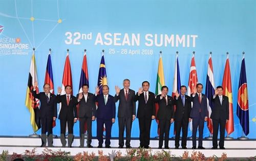 阮春福与出席第32届东盟峰会各代表团团长合影。（图片来源：越通社）