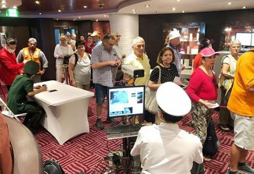 在靠泊之后，有关部门为游客进行体温检测和健康检查。图自互联网