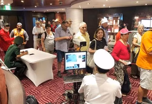 在靠泊之后，有关部门为游客进行体温检测和健康检查。图自互联网