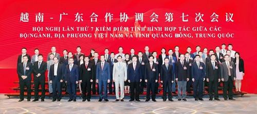 双方代表合影。图自越通社