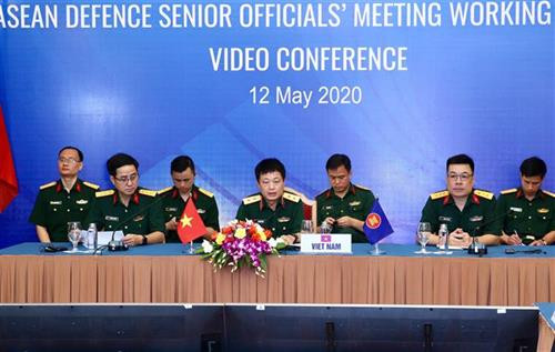 越南国防部对外局局长、东盟防务高官工作组越方代表团团长武战胜中将主持会议。图自越通社 越南国防部对外局局长、东盟防务高官工作组越方代表团团长武战胜中将主持会议。图自越通社
