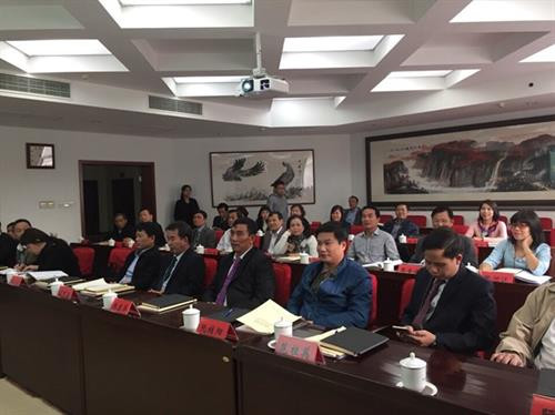 越南党政领导干部在班里上课。（图片来源：越通社）