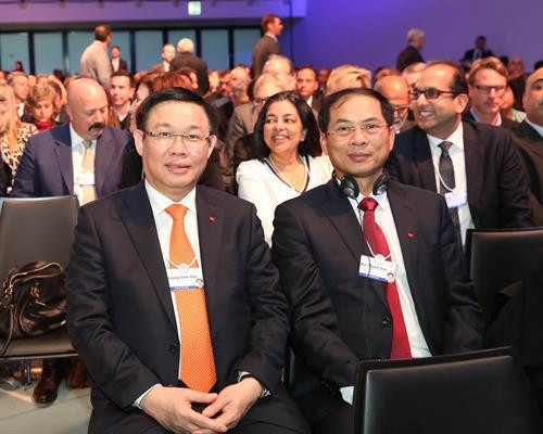 政府副总理王廷惠与副外长裴青出席会议。（图片来源：越通社）