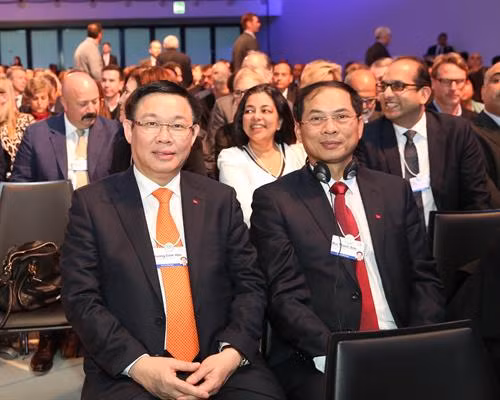 政府副总理王廷惠与副外长裴青出席会议。（图片来源：越通社）