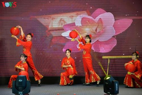 河内大学孔子学院舞蹈队表演献礼节目。图自《越南之声》