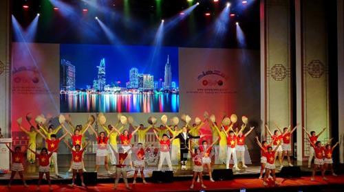 2017年胡志明市—庆州市世界文化节期间的文艺表演节目。（图片来源：越通社）