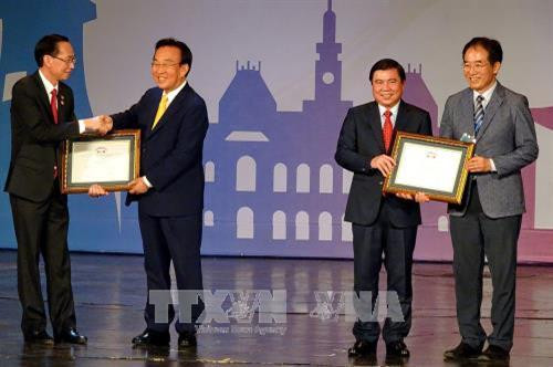 庆州市领导向胡志明市领导授予感谢信。（图片来源：越通社）