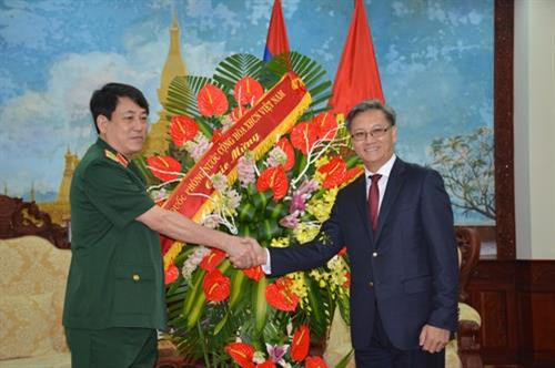 越南人民军总政治局主任梁强上将(左）和老挝驻越大使通沙万•丰威汉。（图片来源：越南人民军队报）