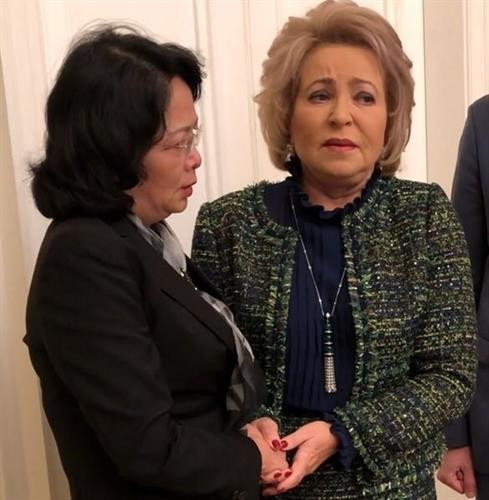 俄罗斯联邦委员会主席瓦伦蒂娜•马特维延科向国家副主席邓氏玉盛致以深切问候。图自《人民报》