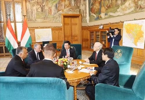 越共中央总书记阮富仲与匈牙利总理维克多·欧尔班举行小范围会谈 图自越通社