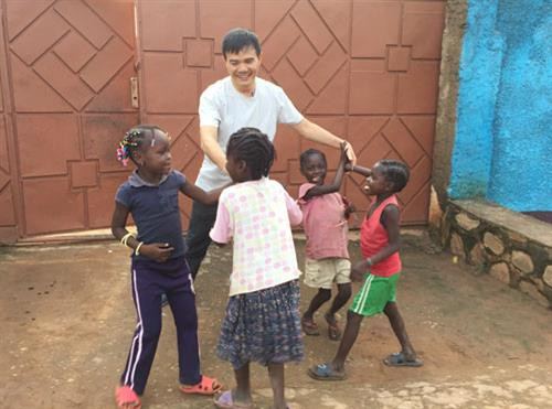 黎玉山中校还叫他们跳舞。（图片来源：vnexpress.net）